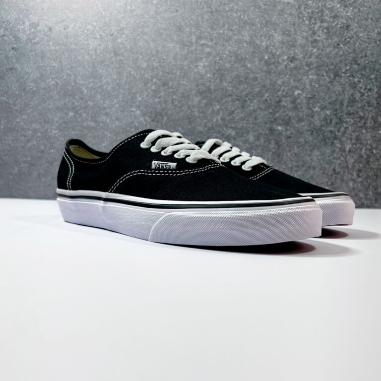 TENIS ZAPATILLAS AUTHENTIC NEGRO BLANCO CLASICO